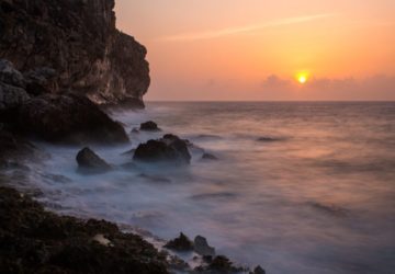 O nascer do sol nos Cliffs da Cayman Brac (Crédito: Cayman Islands Department of Tourism)