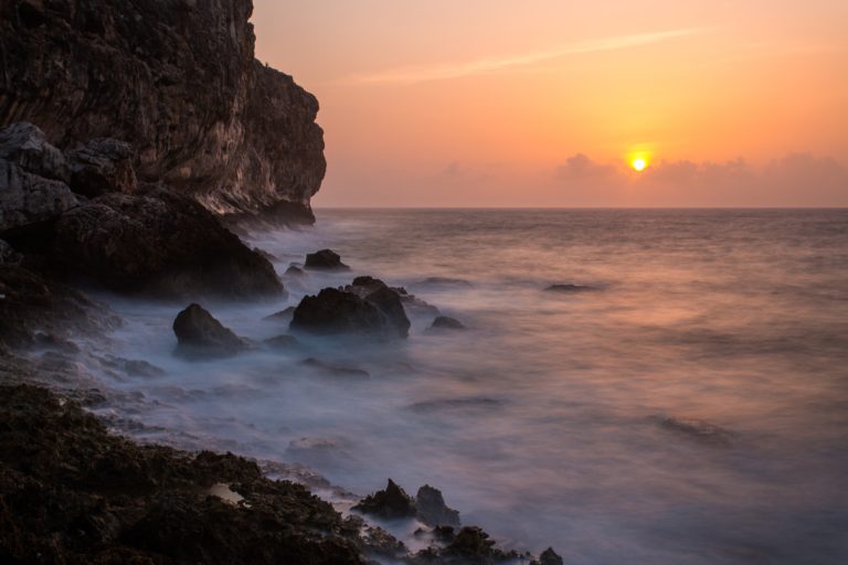 O nascer do sol nos Cliffs da Cayman Brac (Crédito: Cayman Islands Department of Tourism)
