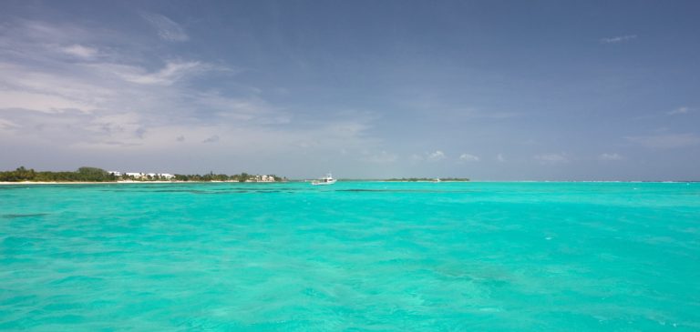 A água é cristalina na Little Cayman (Crédito: Don McDougall)
