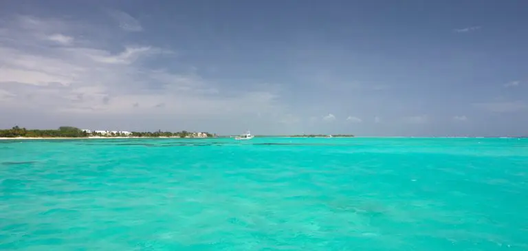 A água é cristalina na Little Cayman (Crédito: Don McDougall)
