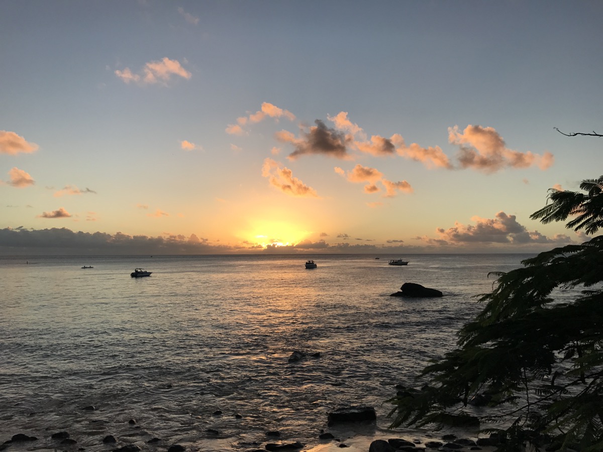 O pôr do sol é uma das principais atrações da ilha (Foto: Flymaniacs)