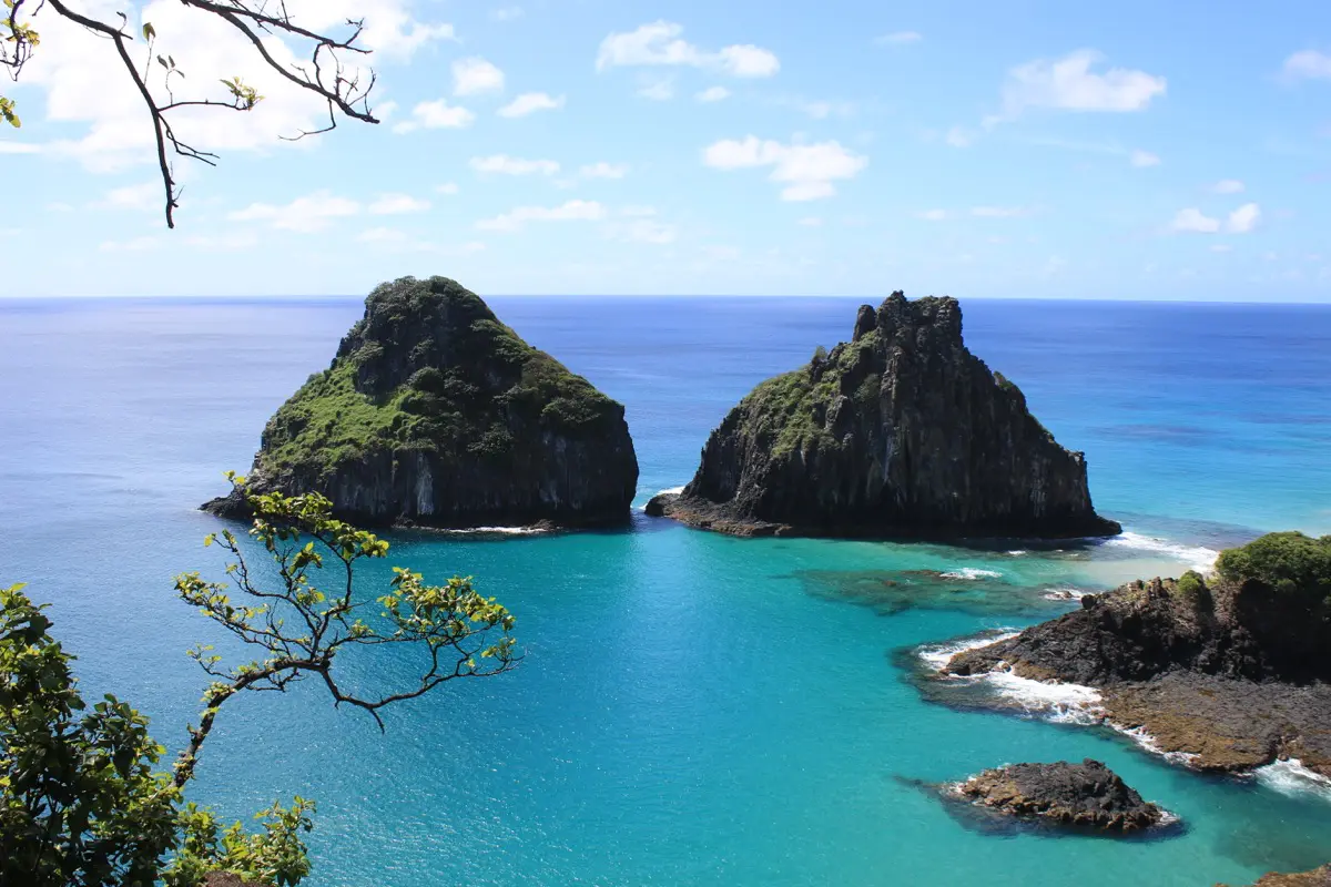 O Morro Dois Irmãos é o cartão-postal de Fernando de Noronha (Foto: Flymaniacs)