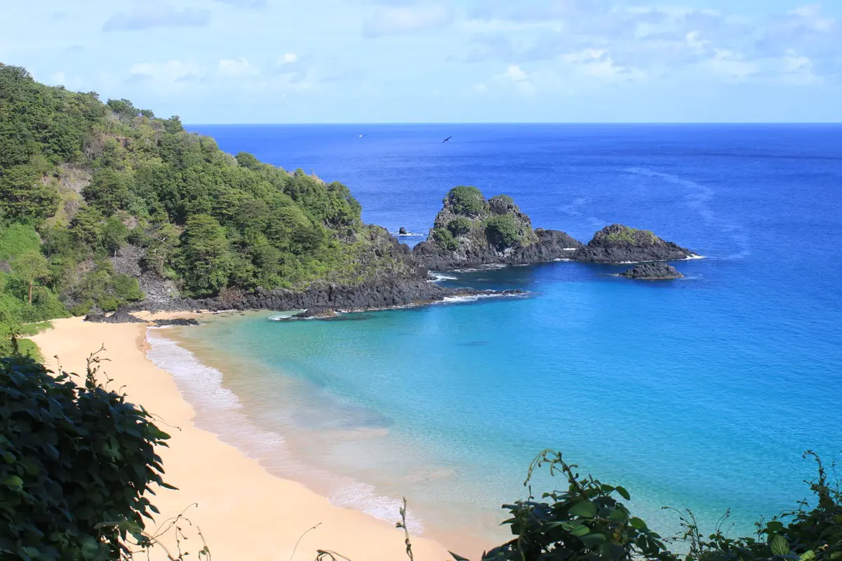 A Baía do Sancho já foi considerada a praia mais bonita do mundo (Foto: Flymaniacs)