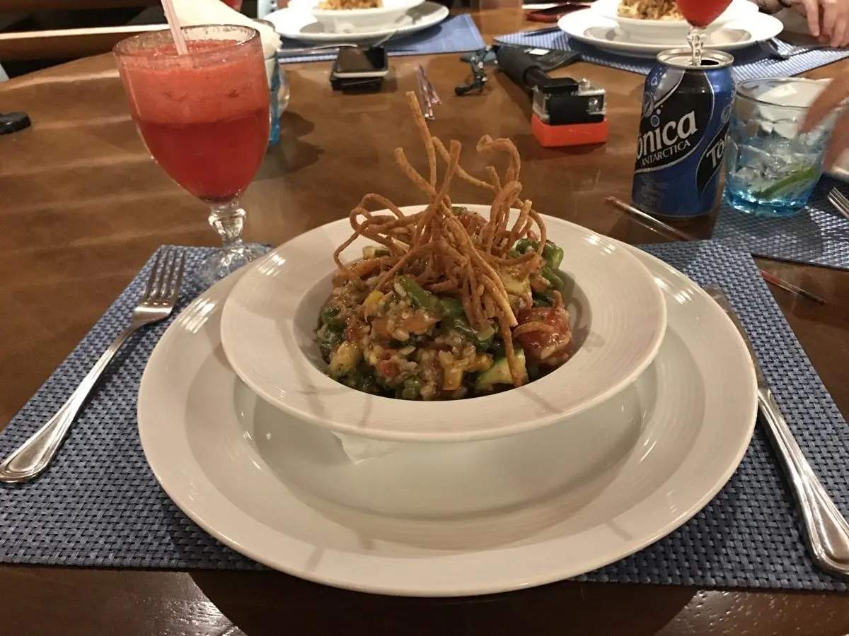 A gastronomia da ilha é muito boa. Uma boa opção é o Corveta (Foto: Flymaniacs)