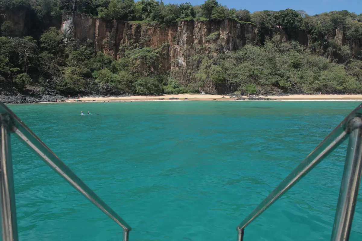 Que tal essa vista da Baía do Sancho diretamente do barco? (Foto: Flymaniacs)