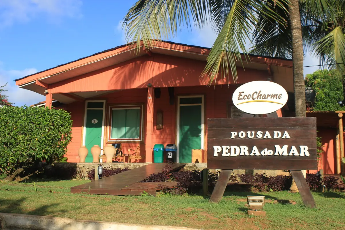 A pousada Pedra do Mar, do grupo EcoCharme, é uma boa opção de hospedagem (Foto: Flymaniacs)