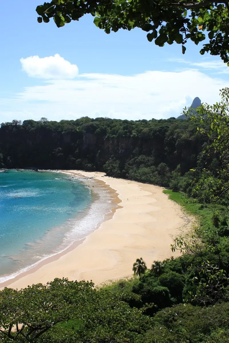 A Baía do Sancho já foi considerada a praia mais bonita do mundo (Foto: Flymaniacs)