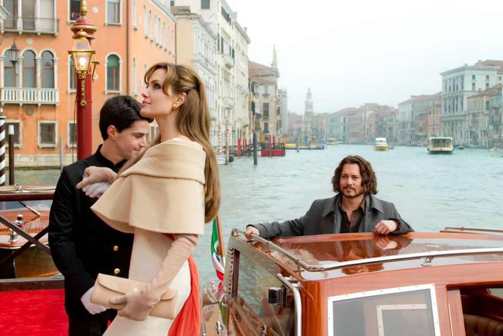 Johnny Depp e Angelina Jolie gravaram cenas maravilhosas pelos canas de Veneza (Foto: Reprodução)