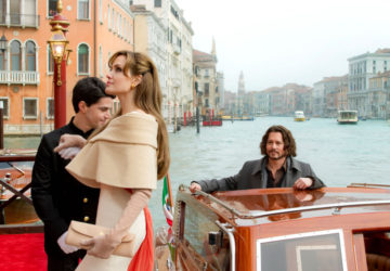 Johnny Depp e Angelina Jolie gravaram cenas maravilhosas pelos canas de Veneza (Foto: Reprodução)