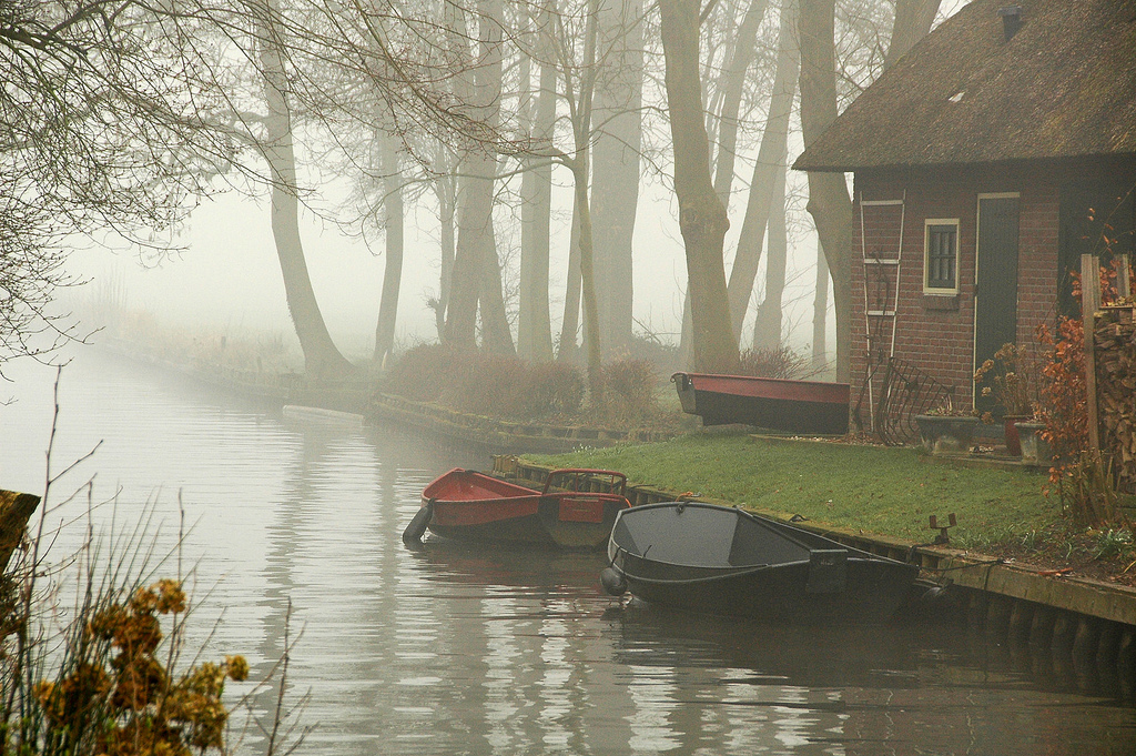 Até nos dias cinzentos, Giethoorn não perde a beleza. (Foto: Yellow Mao/Flickr)