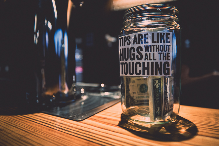Em bares dos EUA e Inglaterra é comum encontrar uma jarra para dar caixinha aos bartenders (Foto: Nan Palmero/Flickr)