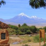 O caminho do centro de San Pedro de Atacama até Pukara de Quitor tem como pano de fundo as montanhas e vulcões (Foto: Flymaniacs)