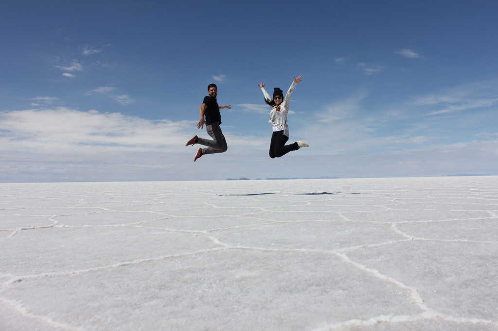 São mais de 12.000 km² de chão branco e céu azul pelo Salar de Uyuni (Foto: Flymaniacs)