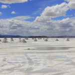 Montanhas de sal acumulado para tirar o excesso de água do chão (Foto: Flymaniacs)