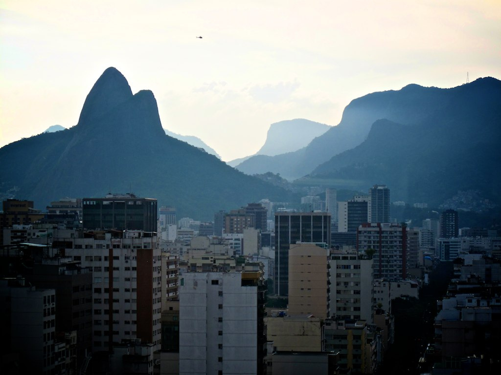 Com uma vista diferenciada da cidade, você conhece um comunidade carioca (Foto: leesean/Flickr)