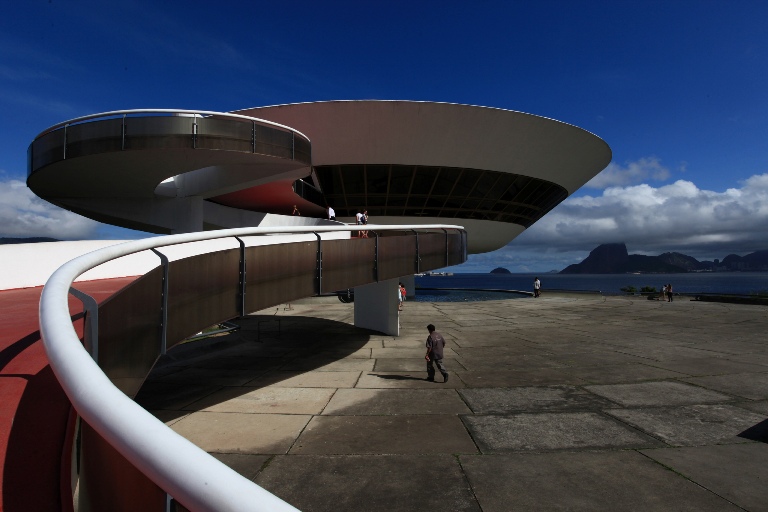 O MAC, localizado em Niterói, é um dos prédios de Oscar Niemeyer (Foto: Julie Laurent/Flickr)