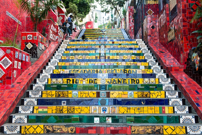 Para subir até Santa Tereza, vá pela Escadaria Selarón (Foto: vincentraal/Flickr)