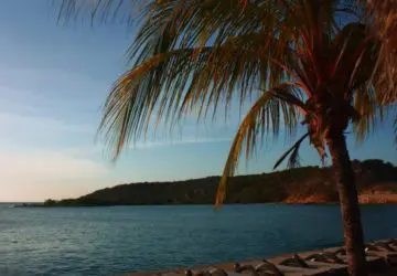 A praia quase não tem areia, mas nem por isso perde o seu charme (Foto: Flymaniacs)