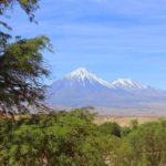 O caminho do centro de San Pedro de Atacama até Pukara de Quitor tem como pano de fundo as montanhas e vulcões (Foto: Flymaniacs)