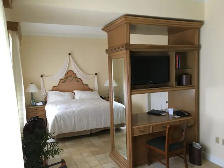 Cama king size e muito espaço na suíte Junior (Foto: Flymaniacs)
