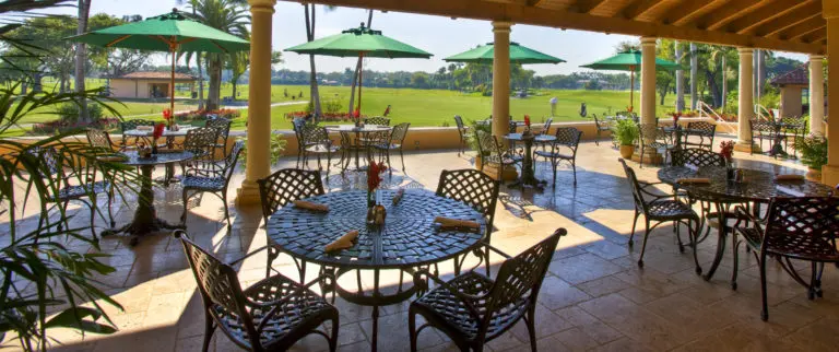 Para um almoço descontraído, nada melhor do que a vista para o campo de golfe (Foto: Divulgação)