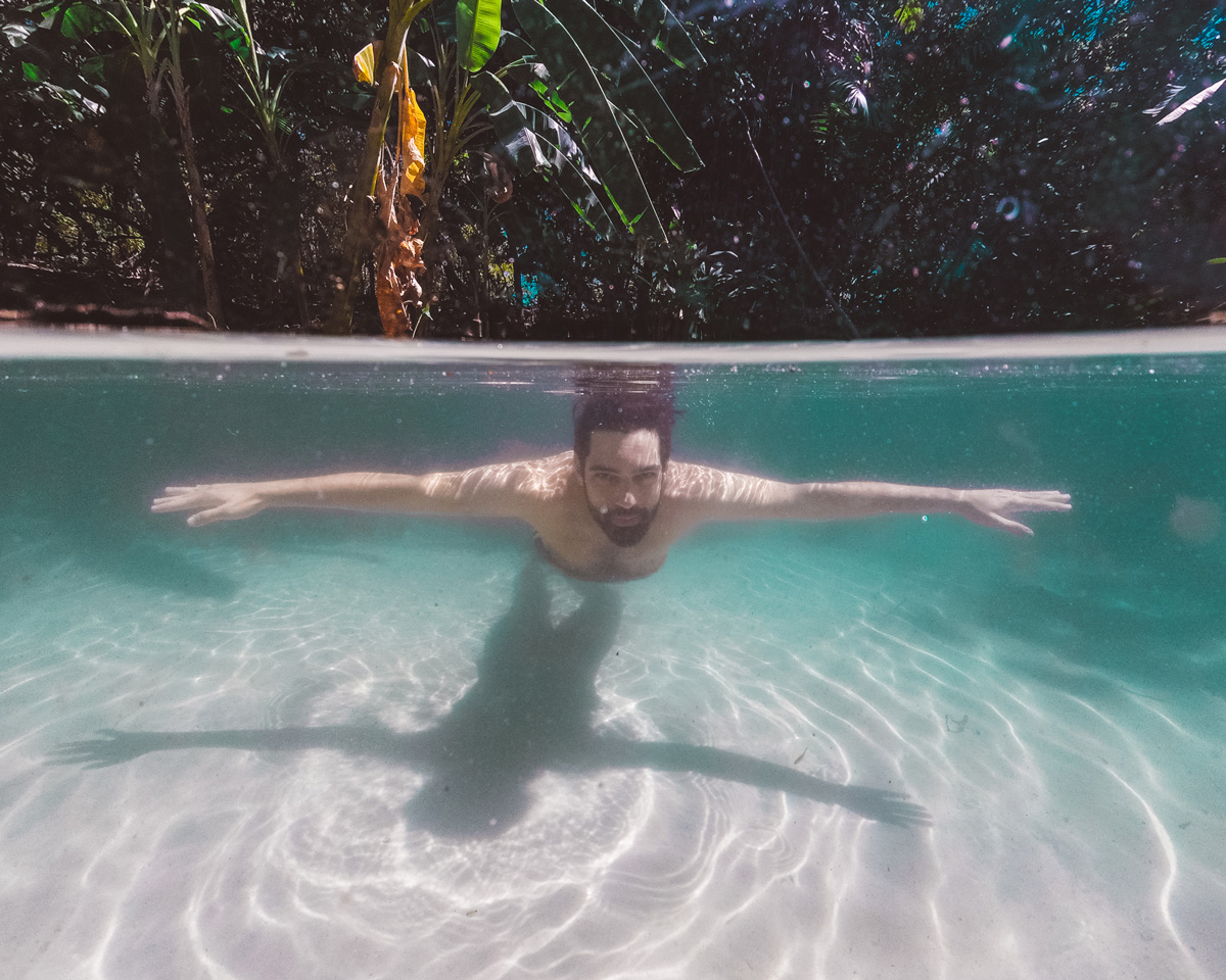 A engraçada sensação de mergulhar e flutuar nos fervedouros (Foto: Flymaniacs)