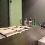 Os amenities deixados no quarto são produtos da marca de produtos de beleza Molton Brown (Foto: Flymaniacs)
