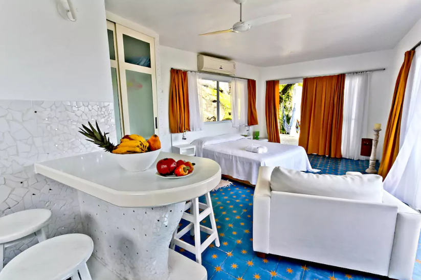 Casa estilo grego de frente para o mar - Rio de Janeiro (Foto: Airbnb)