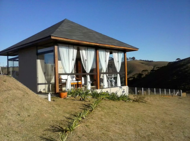 Chalé acima das nuvens em Campos do Jordão - SP (Foto: Airbnb)