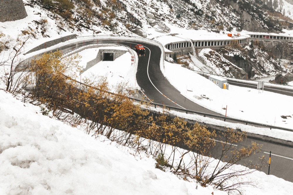 As estradas da Suíça são lindas e você deve percorre-las durante a viagem (Foto: Flymaniacs)