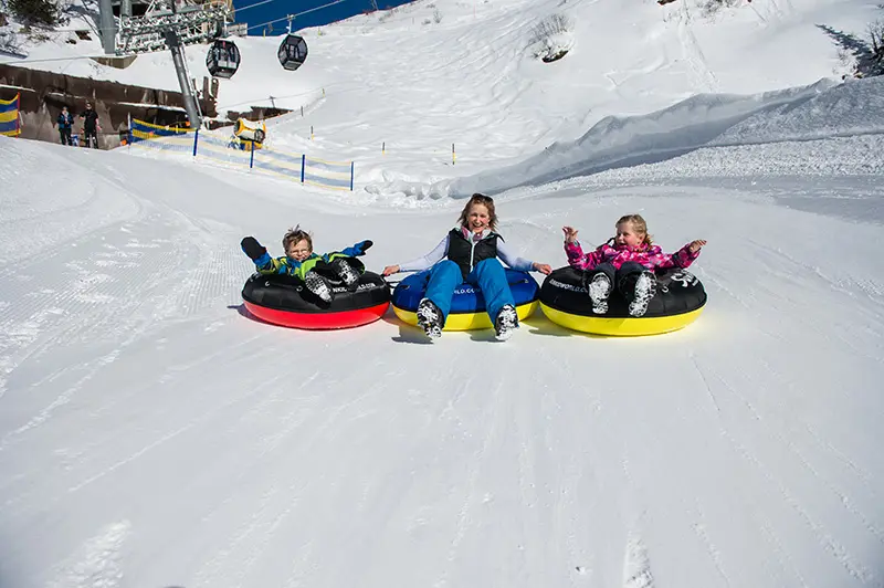 Alugar boias de borracha para descer a montanha é uma das atrações do Monte Titlis (Foto: Divulgação)