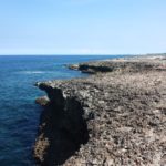 Um dos lados da ilha é cheio de rochas, sem praia (Foto: Flymaniacs)