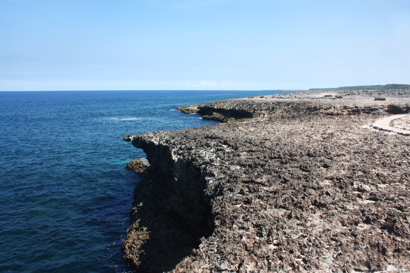 Um dos lados da ilha é cheio de rochas, sem praia (Foto: Flymaniacs)
