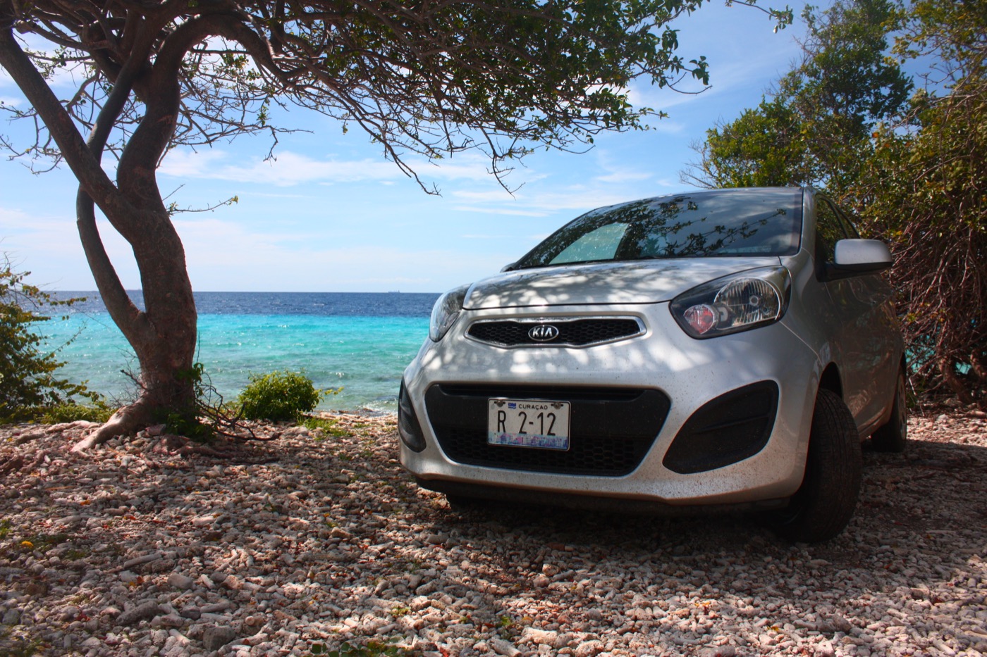 Alugar um carro é a melhor maneira de conhecer a ilha (Foto: Flymaniacs)