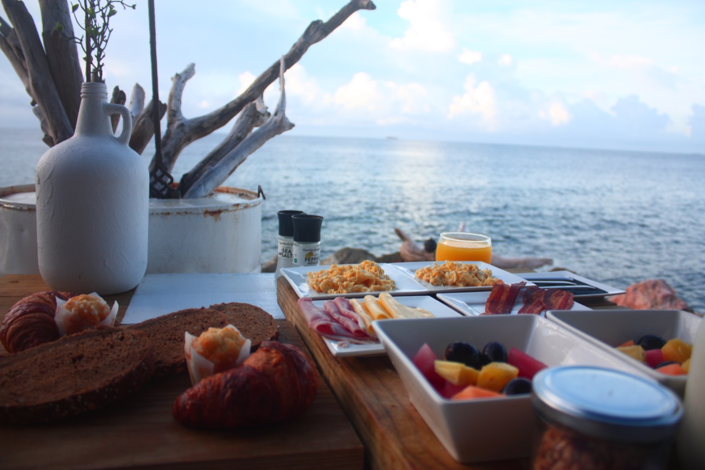 Café da manhã do Bij Blauw com vista para o mar (Foto: Flymaniacs)