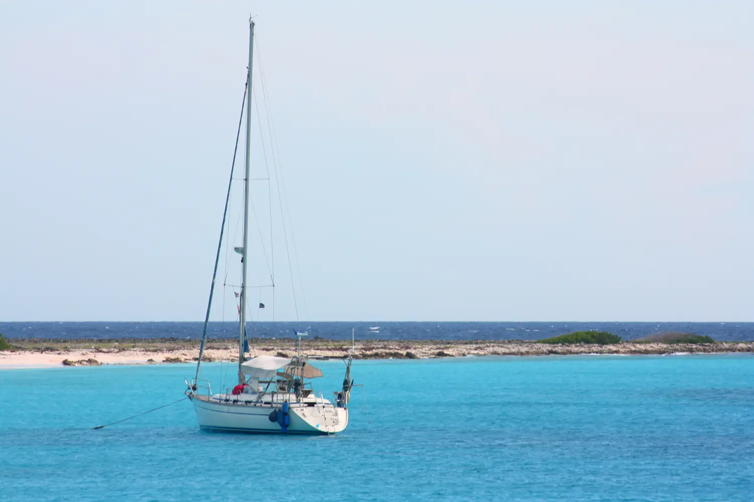 A cor do mar em Klein Curaçao é algo que impressiona (Foto: Flymaniacs)