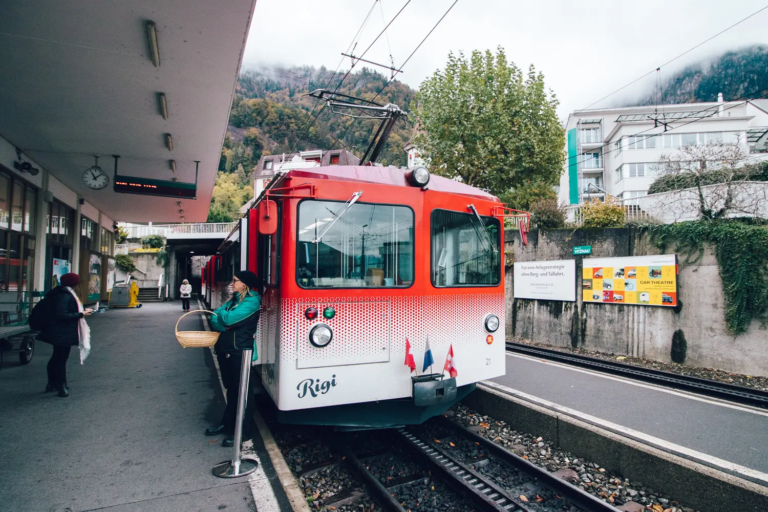 A subida por Vitznau, é feita com um trenzinho de cremalheira (Foto: Flymaniacs)
