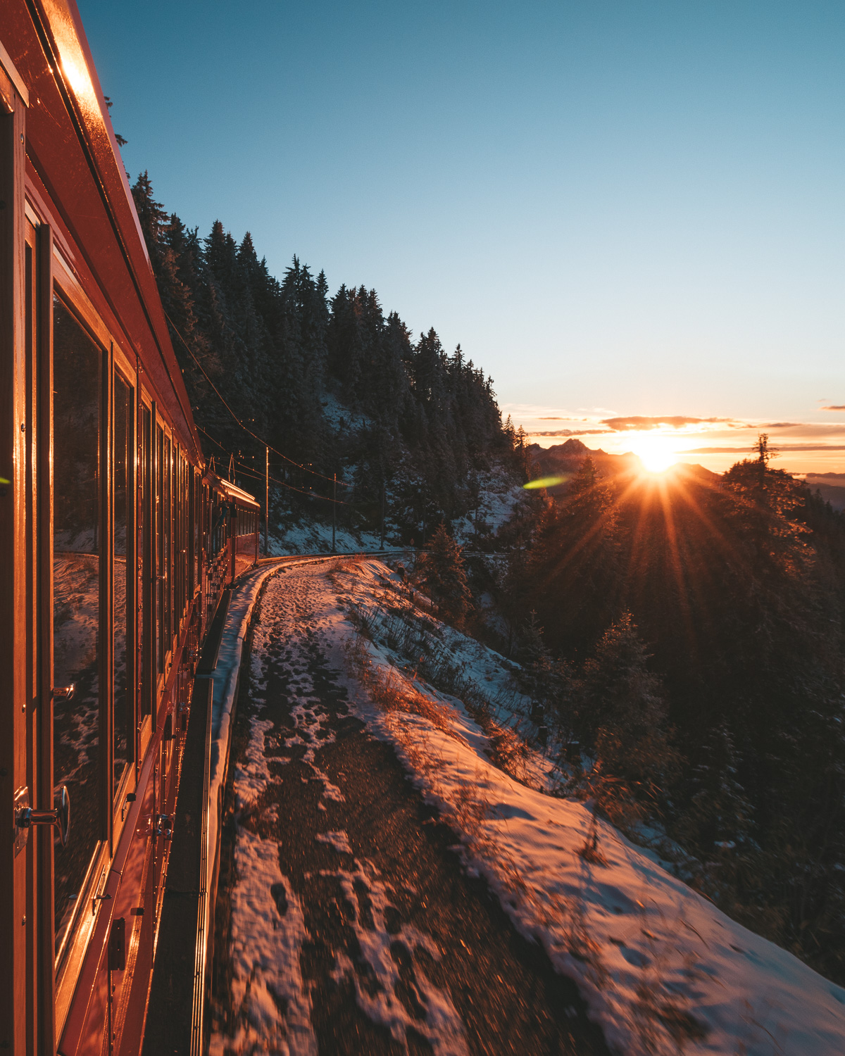 Pegue o último trem para descer e ainda aproveite um pôr do sol de tirar o fôlego (Foto: Flymaniacs)