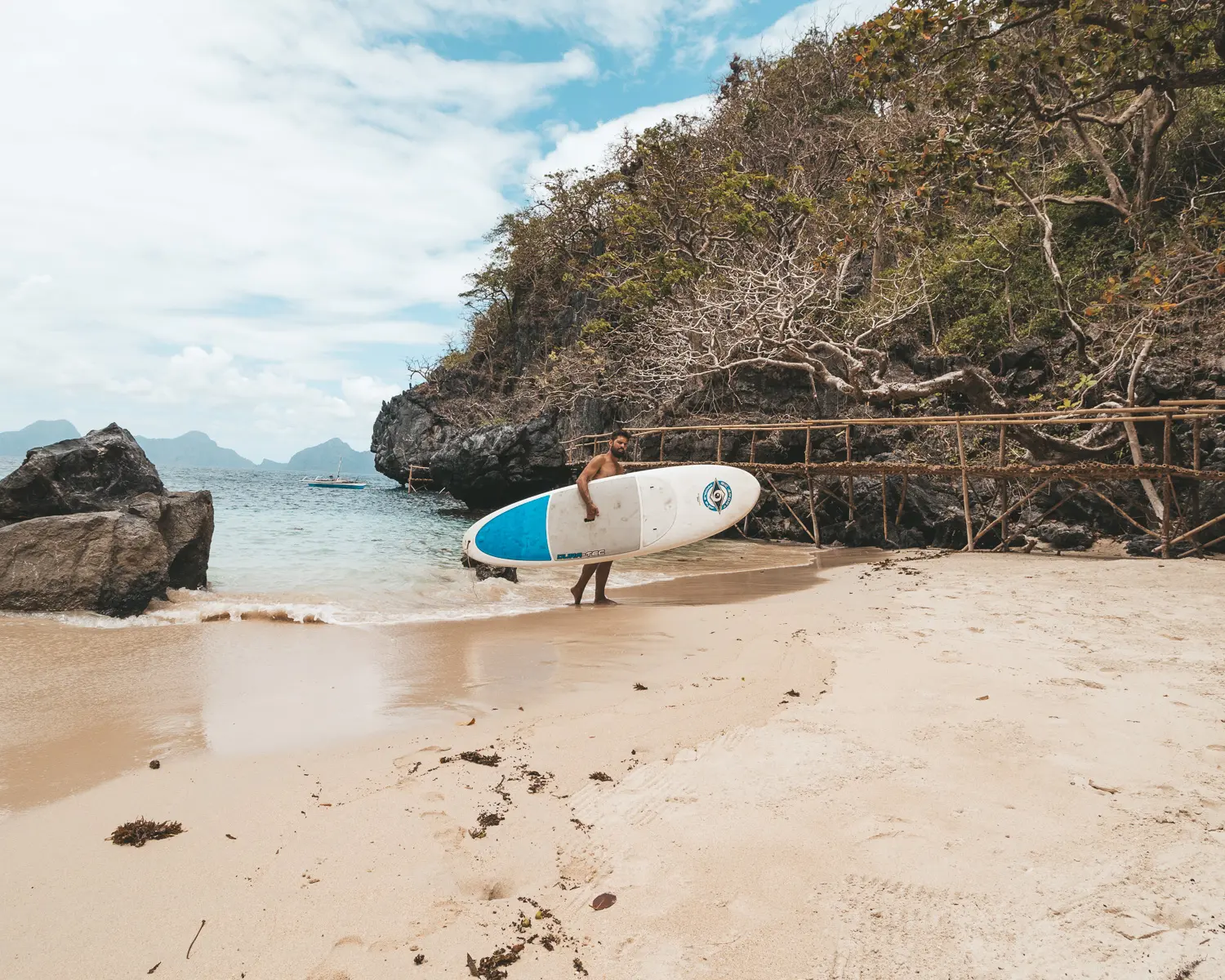 Na ilha da Skipper Charters você pode andar de SUP (Foto: Flymaniacs)