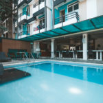O hotel tem uma grande piscina que você pode curtir a tarde toda (Foto: Flymaniacs)