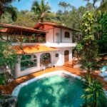 Casas incríveis no Airbnb nas praias de SP - Casa com piscina e cachoeira em Ilhabela