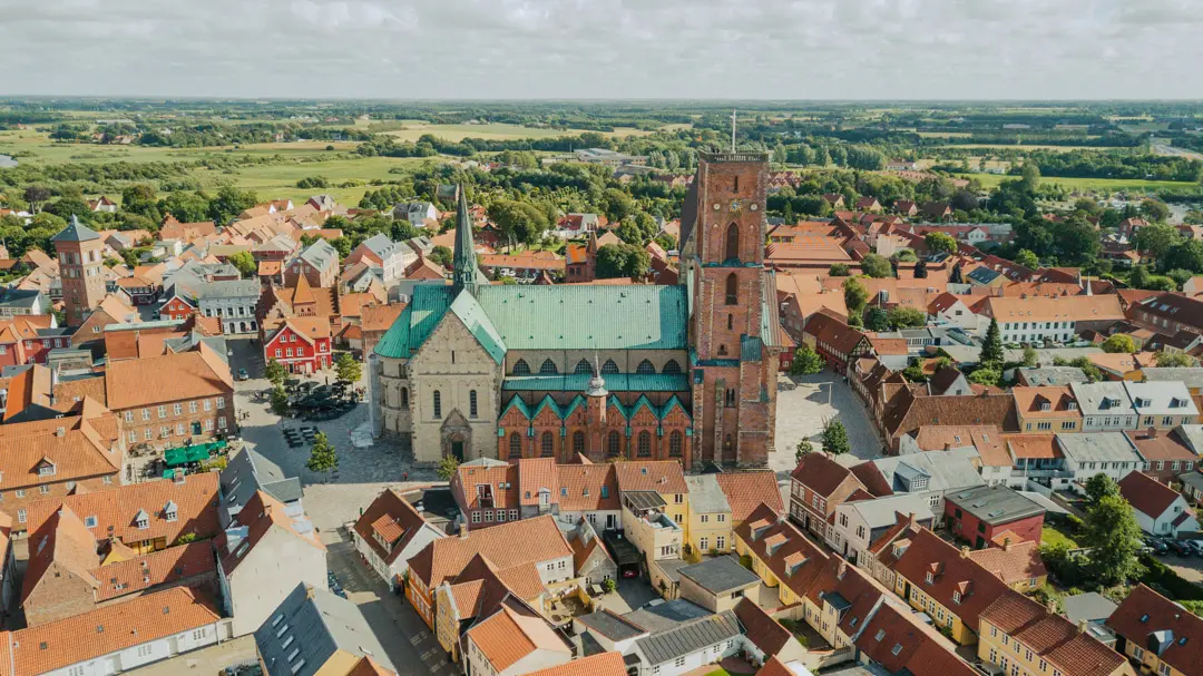 A cidade de Ribe, a mais antiga da Dinamarca, é bem pequena e você consegue conhecer o Centro Histórico e seus museus caminhando (Foto: @flymaniacs)