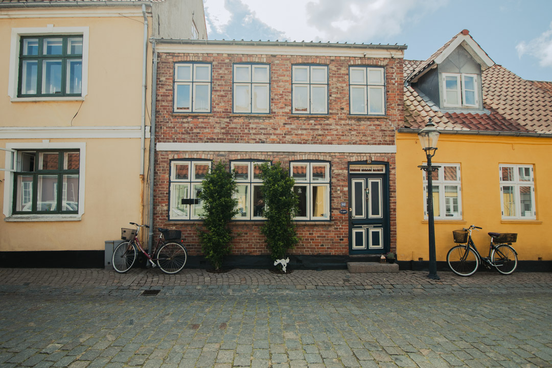 A melhor forma de ir até Ribe, cidade mais antiga da Dinamarca, é alugando um carro. Na cidade, você fará tudo caminhando ou de bike (Foto: @flymaniacs)