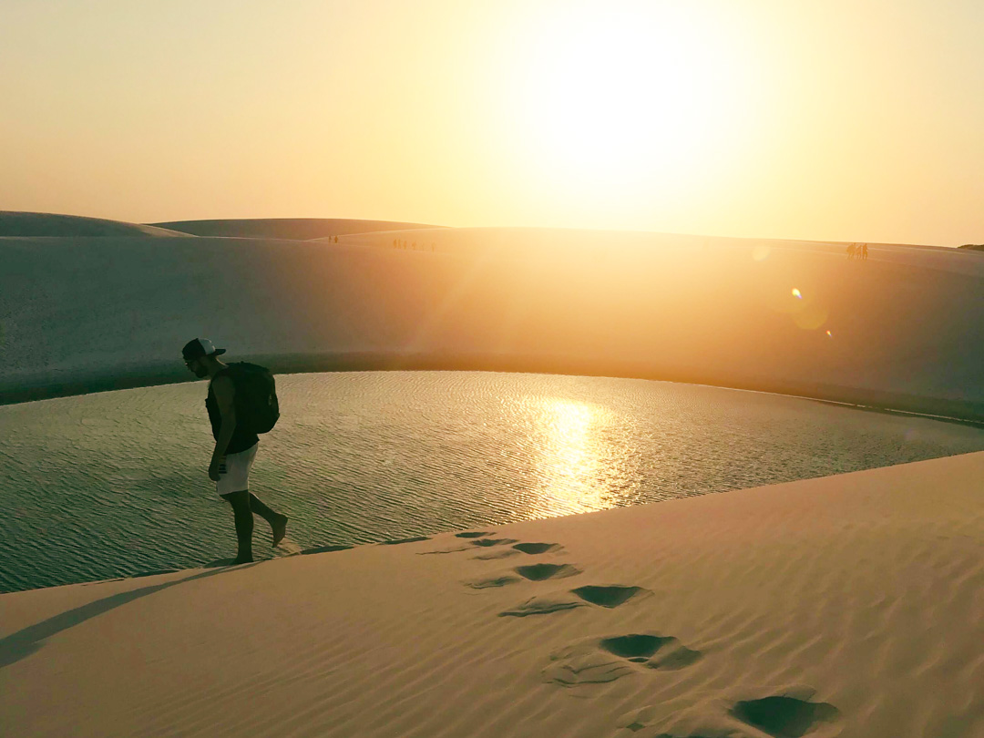 Veja o pôr do sol todos os dias nos Lençóis Maranhenses, no seu roteiro pela Rota das Emoções (Foto: @flymaniacs)