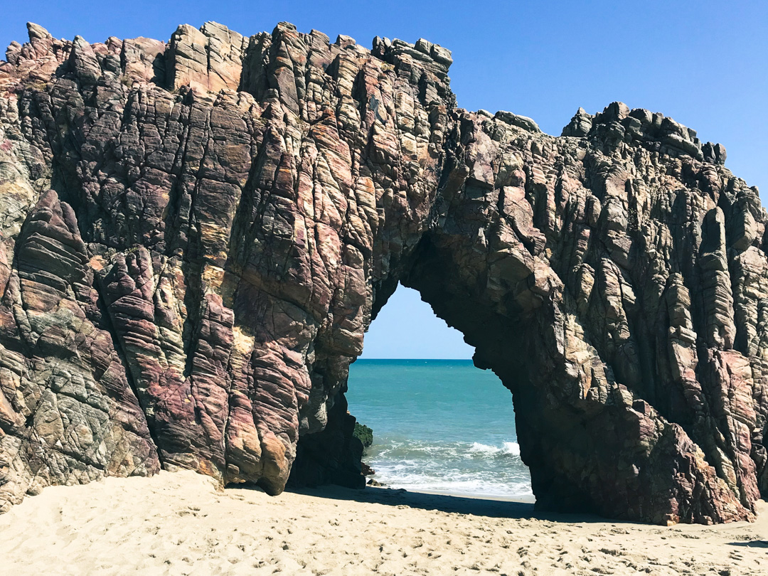 Pedra Furada, em Jericoacoara, é uma das principais atrações no seu roteiro pela Rota das Emoções (Foto: @flymaniacs)