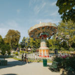 O Tivoli Gardens em Copenhague, é um parque clássico e retrô com brinquedos tradicionais (Foto: @flymaniacs)
