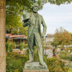 Logo na entrada do Tivoli Gardens em Copenhague, tem uma estátua do criador do parque (Foto: @flymaniacs)