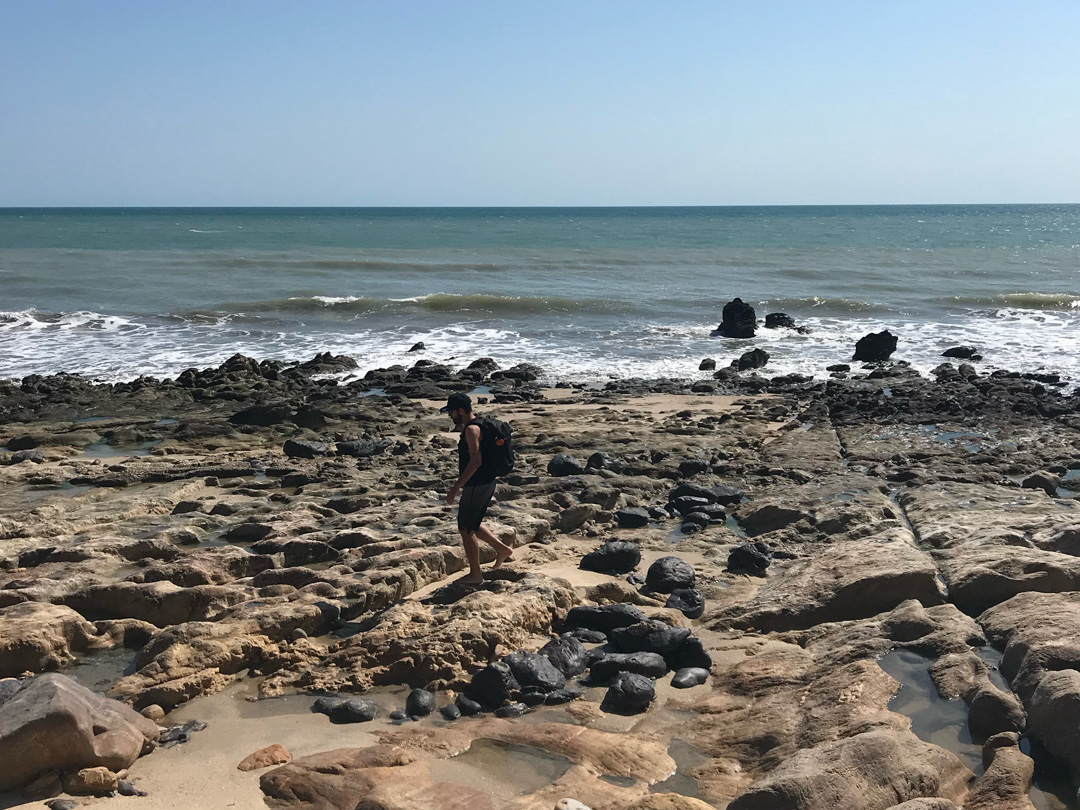 Para chegar na Pedra Furada, no seu roteiro de o que fazer em Jericoacoara, você precisa caminhas uns 10 minutos pelas pedras e areia (Foto: @flymaniacs)