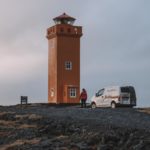O Farol de Svörtuloft é uma parada obrigatória pela Península de Snæfellsnes ao alugar campervan pela Islândia (Foto: @flymaniacs)