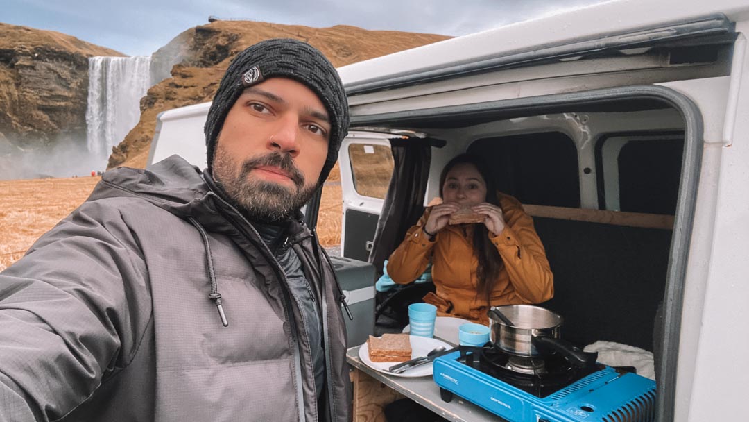 A melhor parte de alugar campervan pela Islândia é poder parar em qualquer local para um café (Foto: @flymaniacs)